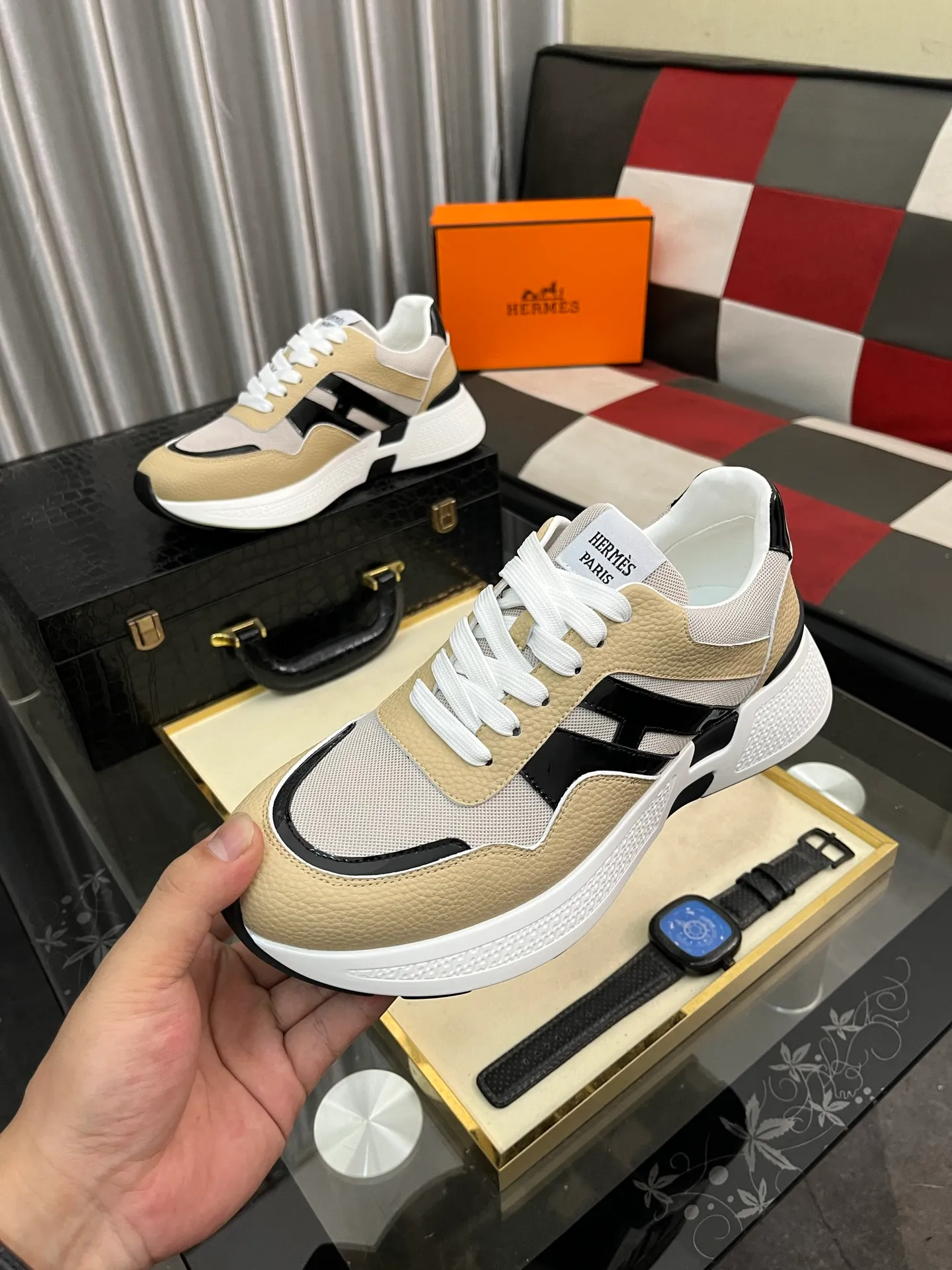 Men's shoes 💰540⌚️⌚️HERMES/Hermès Hugo thick-soled sneakers, casual men's shoes, these sneakers are made of imported first-layer cowhide leather and breathable mesh design. The contrasting color design creates a dynamic and modern shape. The front end of the toe is decorated with natural-color rubber inlays, which is novel and fashionable. The texture is incomparable, with cowhide lining and cowhide foot pads, the upper foot is comfortable and breathable, and the rubber sole is decorated with geometric patterns and iconic "H" details. A very personal one! Size: 38-44